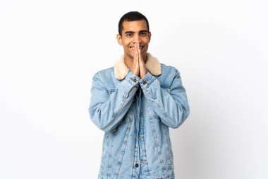 İzole edilmiş beyaz arka plan üzerinde Afrika kökenli Amerikalı bir adam avuç içini bir arada tutuyor. İnsan bir şey ister.