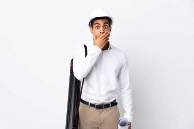 Kafasında miğferi olan ve izole edilmiş beyaz arka plan üzerinde planları olan Afrikalı Amerikalı mimar sağa bakarken şaşırmış ve şok olmuştu.