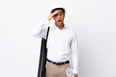 Kafasında miğferi olan ve izole edilmiş beyaz arka plan üzerinde planları olan Afrikalı Amerikalı mimar bir şey fark etti ve çözüme niyetlendi.