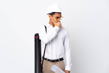 Miğferli Afrikalı Amerikalı bir mimar ve izole edilmiş beyaz arka plan üzerinde planları var.