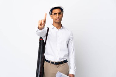 Miğferi olan ve izole edilmiş beyaz arkaplan üzerinde planları olan Afrikalı Amerikalı mimar _ ciddi ifadeye sahip olanı sayıyor