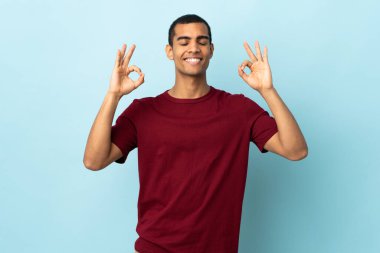Zen pozunda izole edilmiş Afrikalı Amerikalı bir adam.