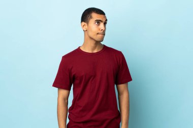 Afrikalı Amerikalı bir adam, izole edilmiş geçmişine bakarken şüphe duyuyor.