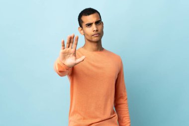 Afrikalı Amerikalı bir adam izole edilmiş arka planda durma hareketi yapıyor.