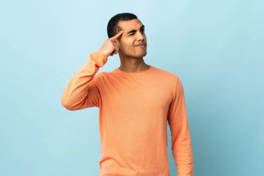 Afrikalı Amerikalı bir adam izole edilmiş arka planda deliliğin jestini yapıyor.