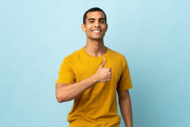 Tecrit edilmiş bir geçmişi olan Afrikalı Amerikalı bir adam iyi niyet göstergesi gösteriyor.