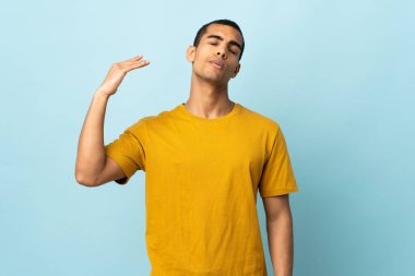 Yorgun ve hasta bir ifadeyle izole edilmiş Afrikalı Amerikalı bir adam.