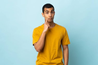 Tecrit edilmiş bir geçmişi olan Afrikalı Amerikalı bir adam.