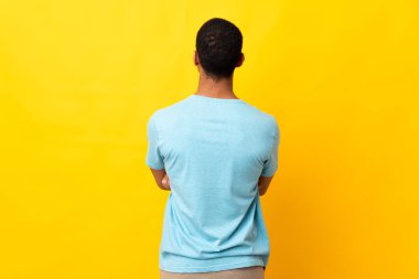 Arka plandaki izole edilmiş Afrikalı Amerikalı adam.