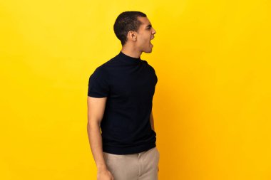 Afrika kökenli Amerikalı bir adam. Yan yana gülerek.