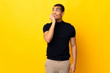 Tecrit edilmiş bir geçmişi olan Afrikalı Amerikalı bir adam biraz gergin.