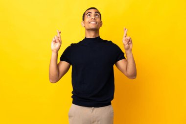 Afrikalı Amerikalı erkek izole olmuş, parmaklarını çapraz yapıp en iyisini diliyor.