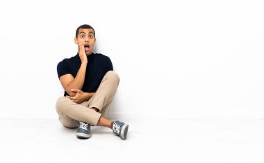 Yerde oturan Afrikalı Amerikalı adam şaşırmış ve şok olmuştu.