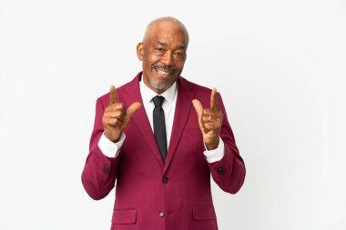 Kübalı son sınıf öğrencisi beyaz arka planda izole edilmiş bir şekilde baş parmak işareti yapıyor