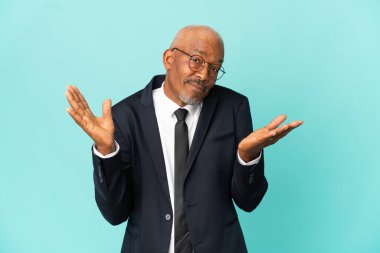 İşletme son sınıf öğrencisi mavi arka planda izole edildi.