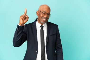 İşletme son sınıf öğrencisi mavi arka planda izole edilmiş. Harika bir fikre işaret ediyor.