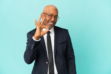 İşletme son sınıf öğrencisi mavi arka planda izole edildi.