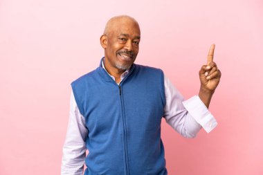 Kübalı son sınıf öğrencisi pembe arka planda izole edildi. Harika bir fikir.