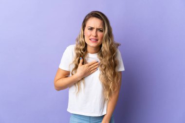 Mor arka planda izole edilmiş genç Brezilyalı kadın kendini işaret ediyor.