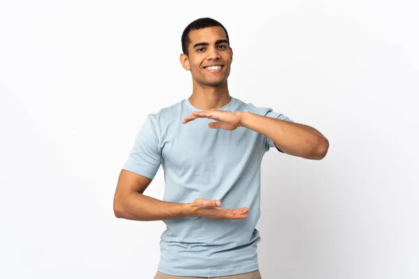 Africano Americano Homem Sobre Isolado Fundo Branco Segurando Copyspace Imaginário — Fotografia de Stock