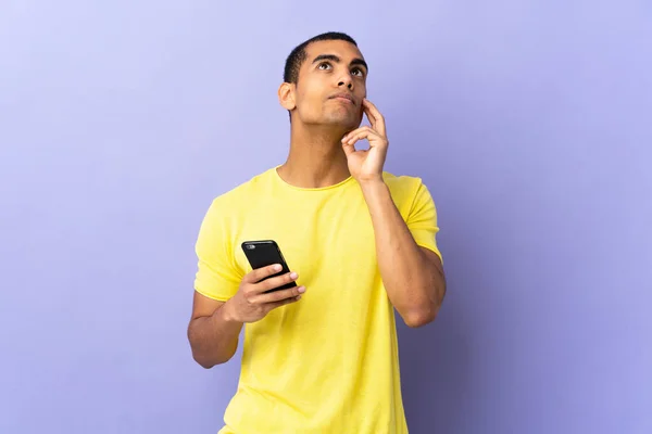 Афроамериканец Изолированном Фиолетовом Фоне Используя Мобильный Телефон — стоковое фото