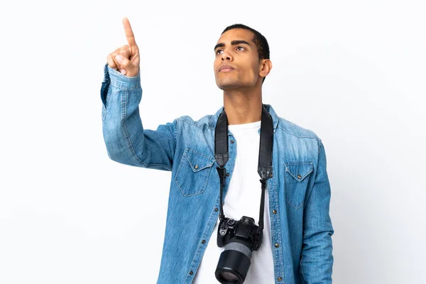 Fiatal Afro Amerikai Fotós Férfi Elszigetelt Fehér Háttér Érintő Átlátszó — Stock Fotó