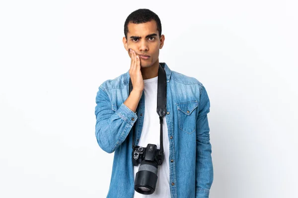 Joven Fotógrafo Afroamericano Sobre Fondo Blanco Aislado Infeliz Frustrado — Foto de Stock