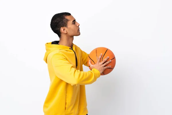 Afroamerikansk Mann Med Isolert Hvit Bakgrunn Som Spiller Basketball – stockfoto
