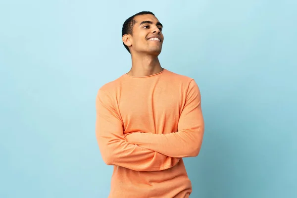 Hombre Afroamericano Sobre Fondo Aislado Mirando Hacia Arriba Mientras Sonríe — Foto de Stock