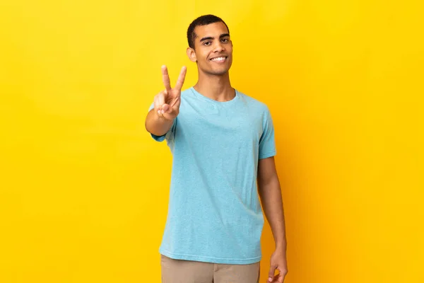 Hombre Afroamericano Sobre Fondo Aislado Sonriendo Mostrando Señal Victoria — Foto de Stock