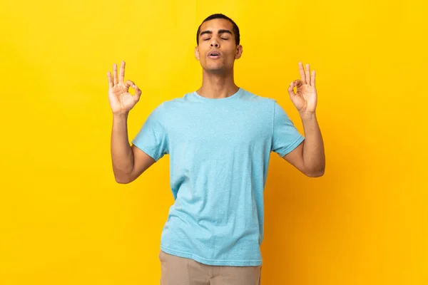 African American Man Över Isolerad Bakgrund Zen Pose — Stockfoto