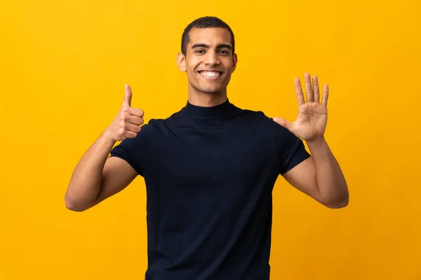 Africano Homem Americano Contando Números Sobre Fundo Amarelo Isolado — Fotografia de Stock