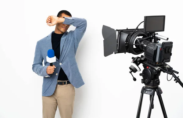 Reporter Uomo Afroamericano Che Tiene Microfono Riporta Notizie Uno Sfondo — Foto Stock