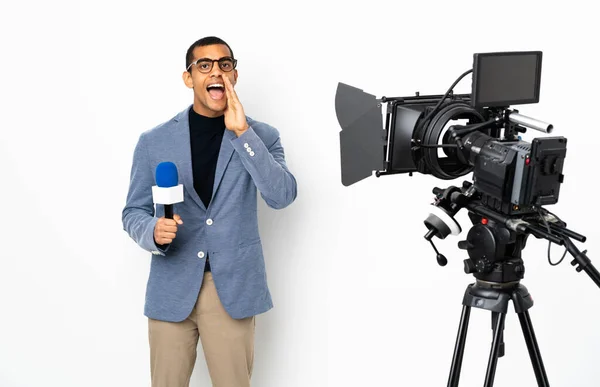 Reporter Homme Afro Américain Tenant Microphone Rapportant Des Nouvelles Sur — Photo