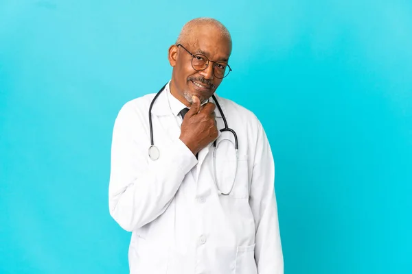 Anziano Medico Uomo Isolato Sfondo Blu Guardando Lato Sorridente — Foto Stock