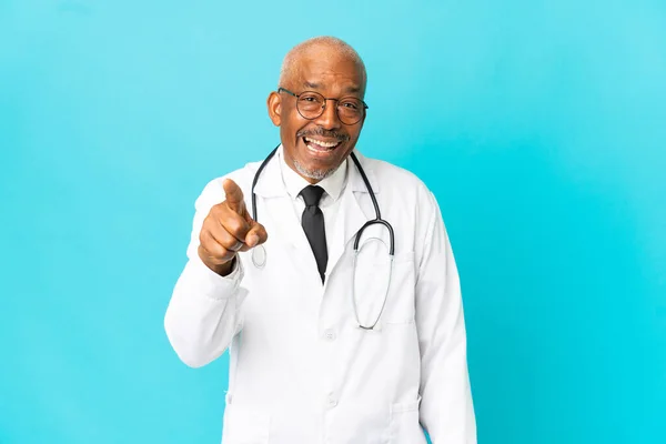 Senior Medico Uomo Isolato Sfondo Blu Sorpreso Che Punta Davanti — Foto Stock