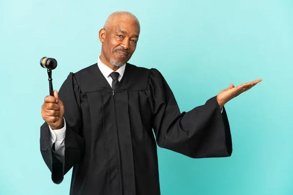 Judge Senior Man Isolated Blue Background Extending Hands Side Inviting — Stock Photo, Image