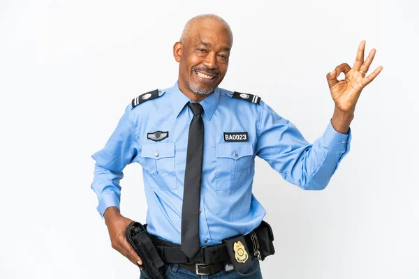 Молодой Полицейский Изолирован Белом Фоне Показывая Знак Пальцами — стоковое фото