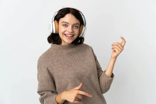 Έφηβη Ουκρανή Κοπέλα Απομονωμένη Λευκό Φόντο Ακούγοντας Μουσική Και Κάνοντας — Φωτογραφία Αρχείου