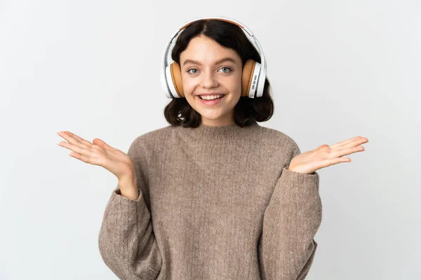 Tiener Oekraïense Meisje Geïsoleerd Witte Achtergrond Verrast Luisteren Muziek — Stockfoto