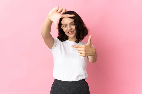 Adolescente Chica Ucraniana Aislada Fondo Rosa Enfocando Cara Símbolo Encuadre —  Fotos de Stock