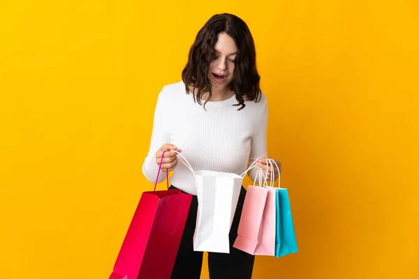 Adolescente Ucraniano Chica Aislado Amarillo Fondo Sosteniendo Bolsas Compras Mirando —  Fotos de Stock