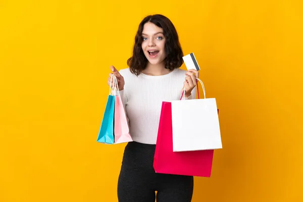 Adolescente Ucraniano Chica Aislado Amarillo Fondo Sosteniendo Bolsas Compras Sorprendido — Foto de Stock