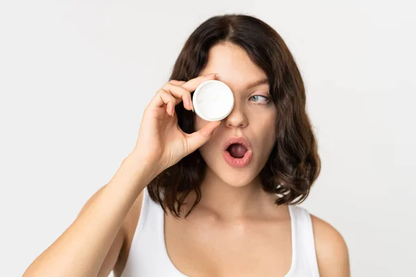 Tiener Oekraïense Meisje Geïsoleerd Witte Achtergrond Met Moisturizer Verrast — Stockfoto