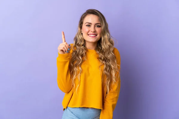 Jovem Brasileira Isolada Fundo Roxo Apontando Para Uma Ótima Ideia — Fotografia de Stock