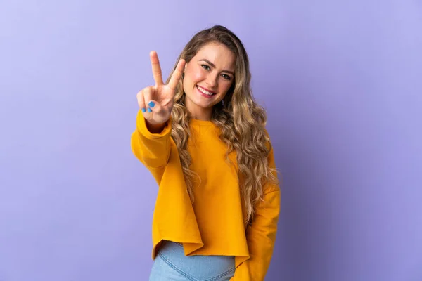 Jovem Brasileira Isolada Fundo Roxo Sorrindo Mostrando Sinal Vitória — Fotografia de Stock