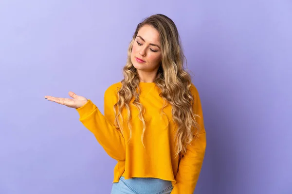 Jovem Brasileira Isolada Fundo Roxo Segurando Espaço Com Dúvidas — Fotografia de Stock