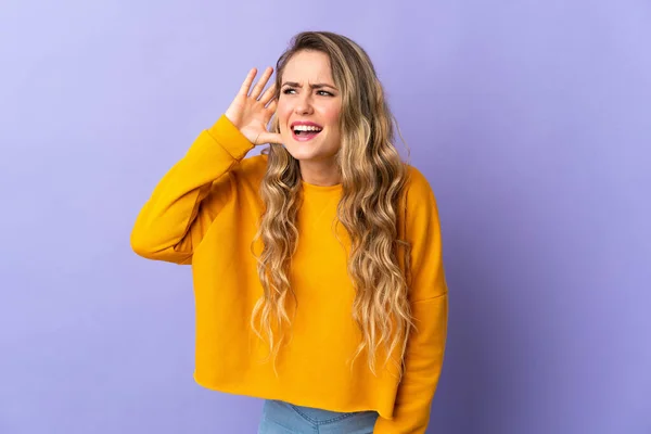 Jovem Brasileira Isolada Fundo Roxo Ouvindo Algo Colocando Mão Orelha — Fotografia de Stock