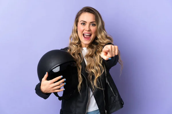 Молодая Бразильская Женщина Мотоциклетным Шлемом Пурпурном Фоне Удивлена Указывает Вперед — стоковое фото
