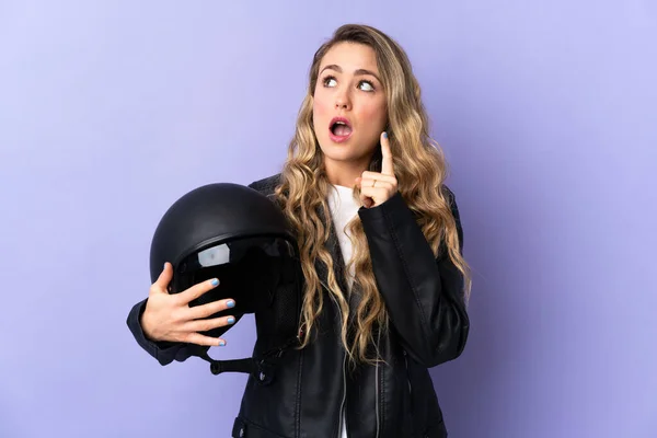 Молодая Бразилька Держащая Мотоциклетный Шлем Изолирована Фиолетовом Фоне Думая Идея — стоковое фото
